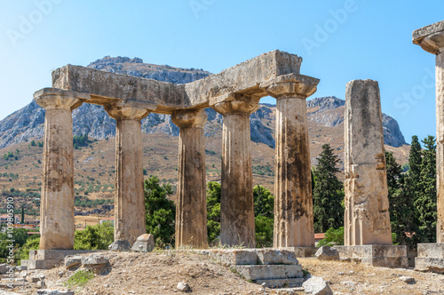 Древние колонны Коринфского храма