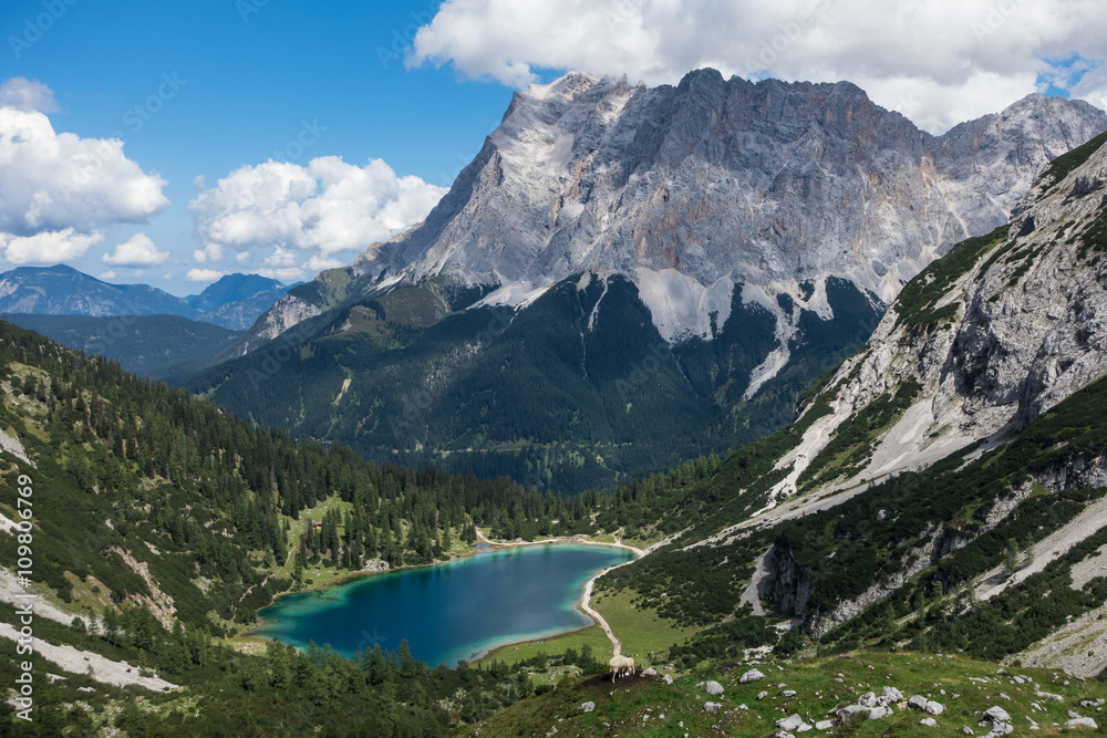 Obraz premium Zugspitze mit Bergsee