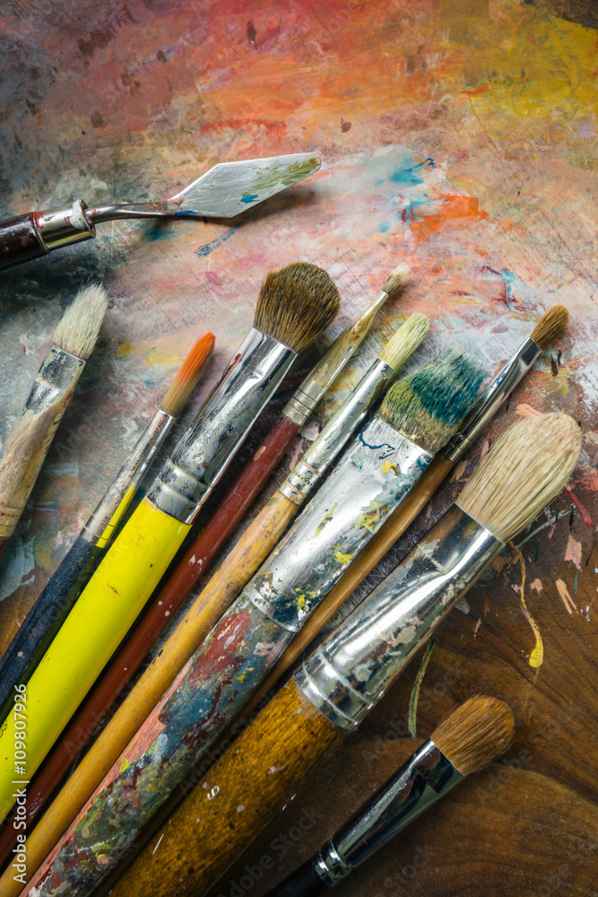 Fototapeta premium Artist's equipment: paintbrushes, palette knife and palette. 