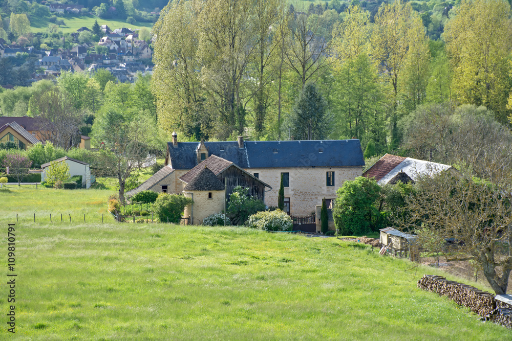 ferme et village à Montignac Lascaux en Périgord
