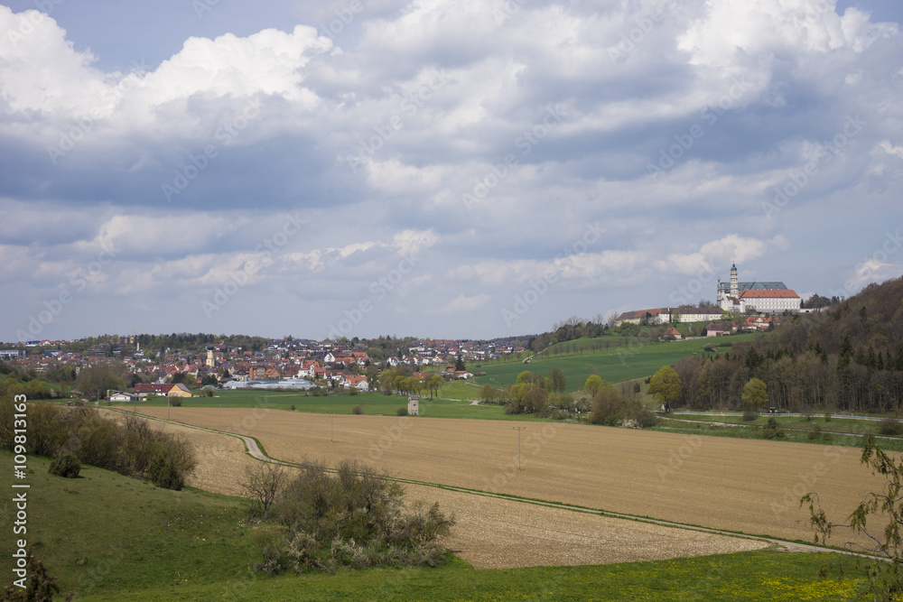 Die Stadt Neresheim mit Kloster aus der Ferne