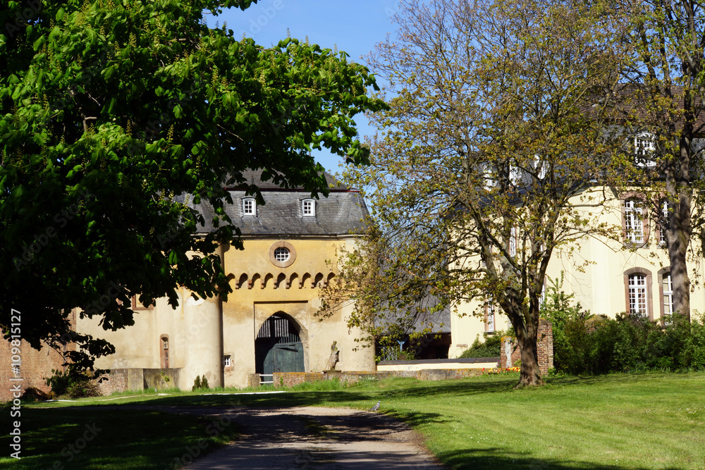 Große Burg Kleinbüllesheim