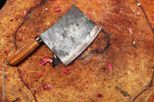 фотографія butcher knife on chopping block