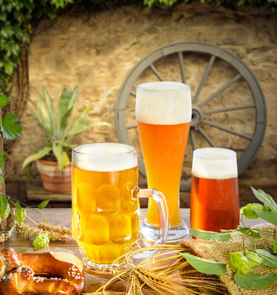 verschiedene Biersorten in rustikalem Ambiente verschiedene Biersorten in rustikalem Ambiente