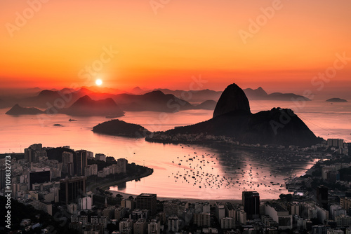 Εκτύπωση καμβά Golden Sunrise over Guanabara Bay in Rio de Janeiro with Sugarloaf Mountain in t