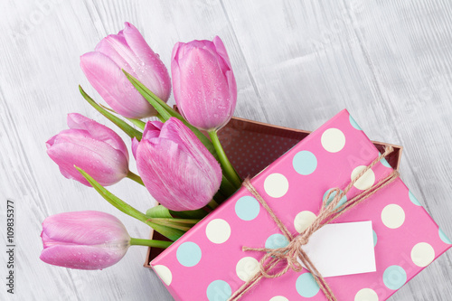 Fototapeta Naklejka Na Ścianę i Meble -  Fresh pink tulip flowers in gift box