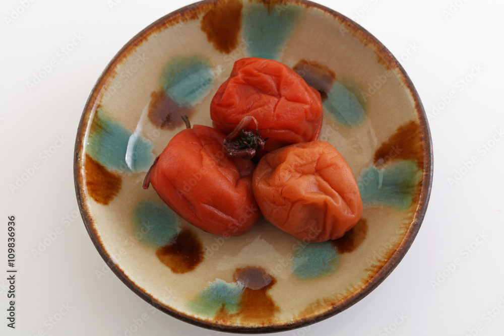 小皿に入った梅干し