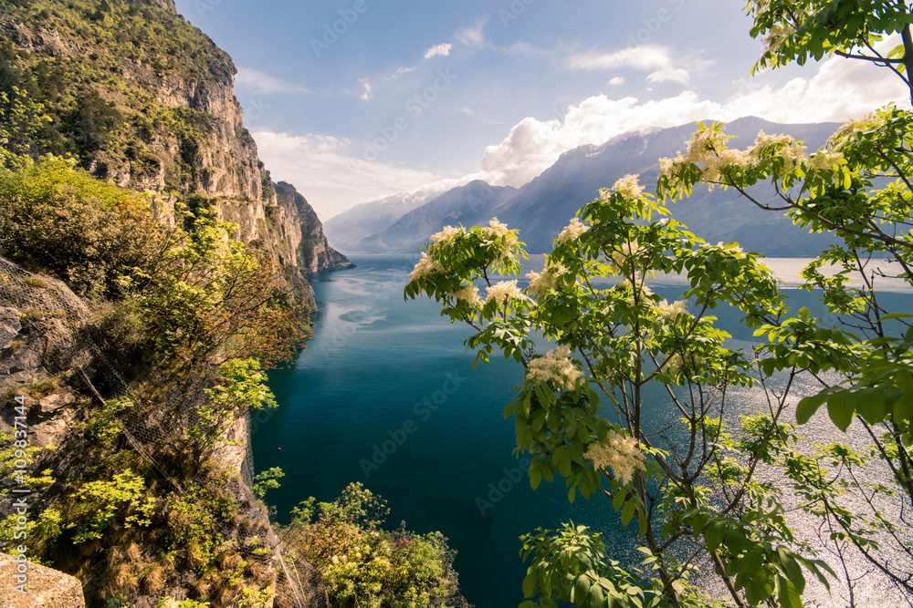 Obraz premium Panorama of the gorgeous Lake Garda surrounded by mountains.