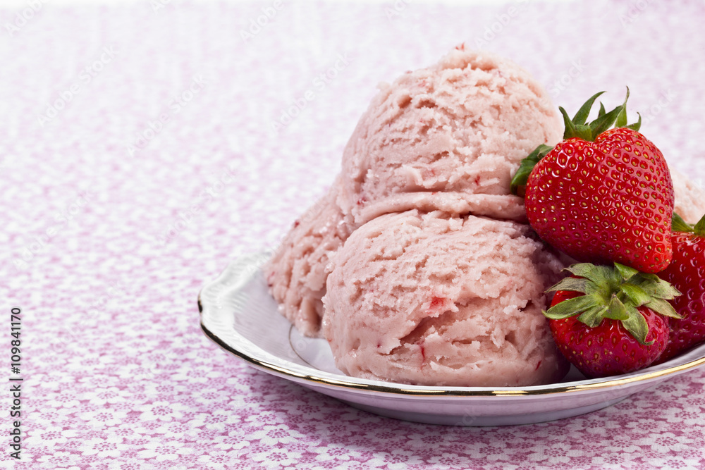 strawberry ice cream plate and strawberries strawberry ice cream plate and strawberries