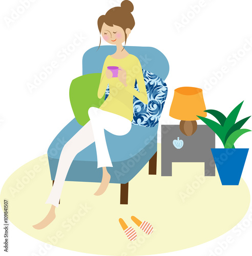 部屋でくつろぐ女性