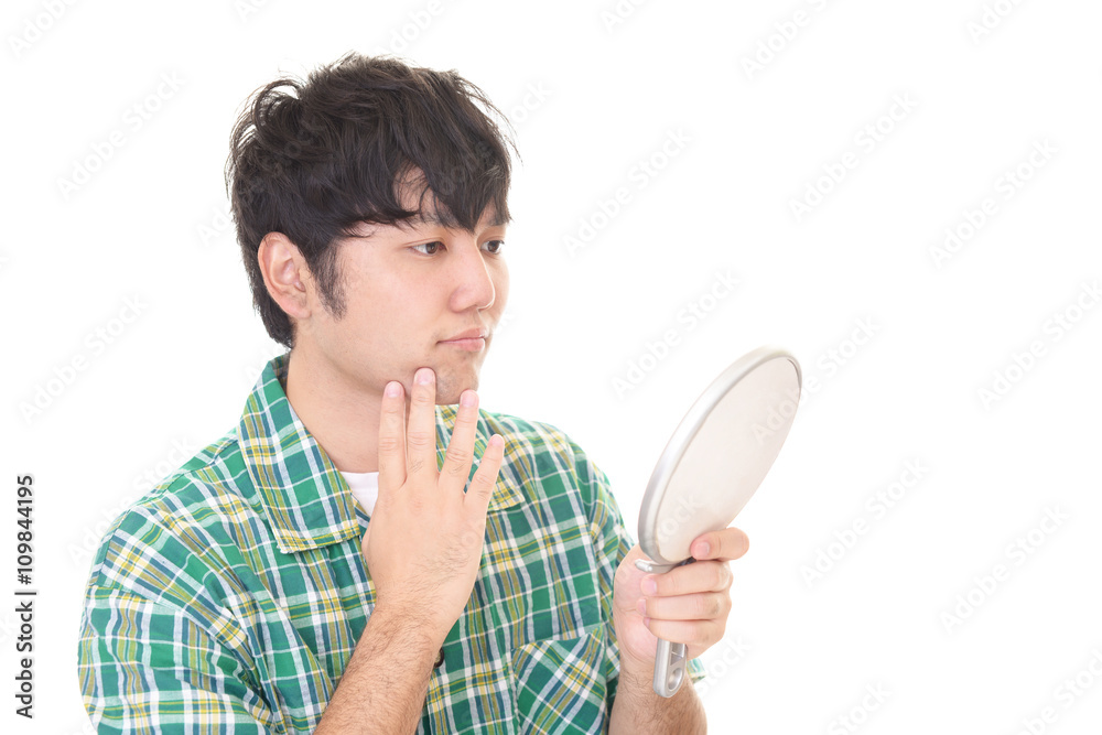手鏡を持つ男性 手鏡を持つ男性