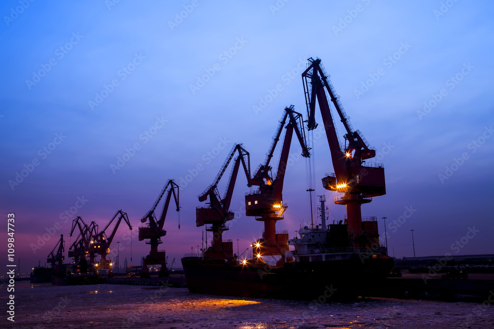 Obraz premium Cargo wharf crane at night