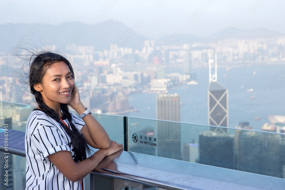 Fototapeta premium Woman on the lookout over Hong Kong