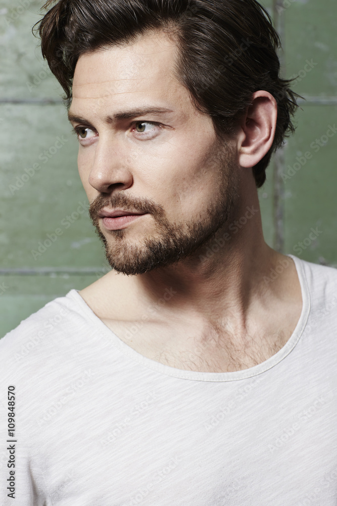 Obraz premium Good looking dude in studio, looking away