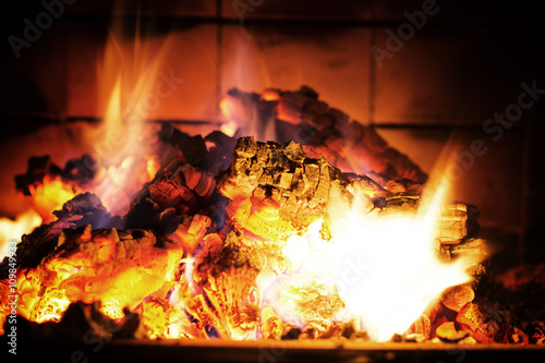 Kamin - Kaminfeuer - Feuerstelle - Feuer - Flammen