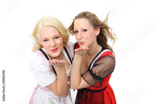 zwei junge Frauen im Dirndl sind am flirten