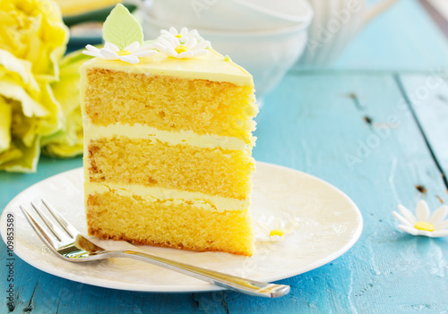 Photo A piece of lemon sponge cake on a plate.