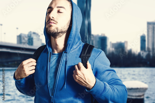 ragazzo con tuta e cappuccio e zaino al parco per sport e relax photo