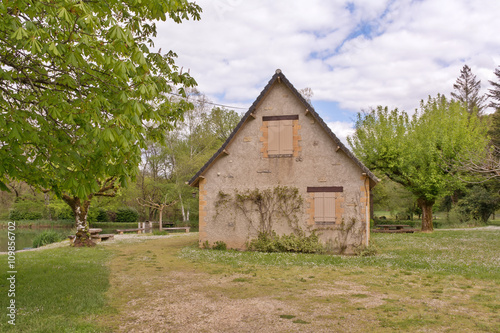 maison à la campagne en bordure d'un étang