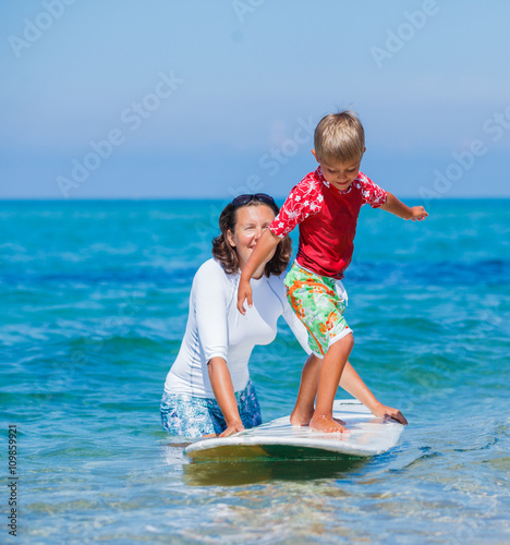 Canvas Print Boy learning surfing