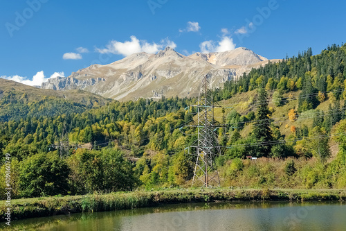 Опоры высоковольтной линии электропередач в горах