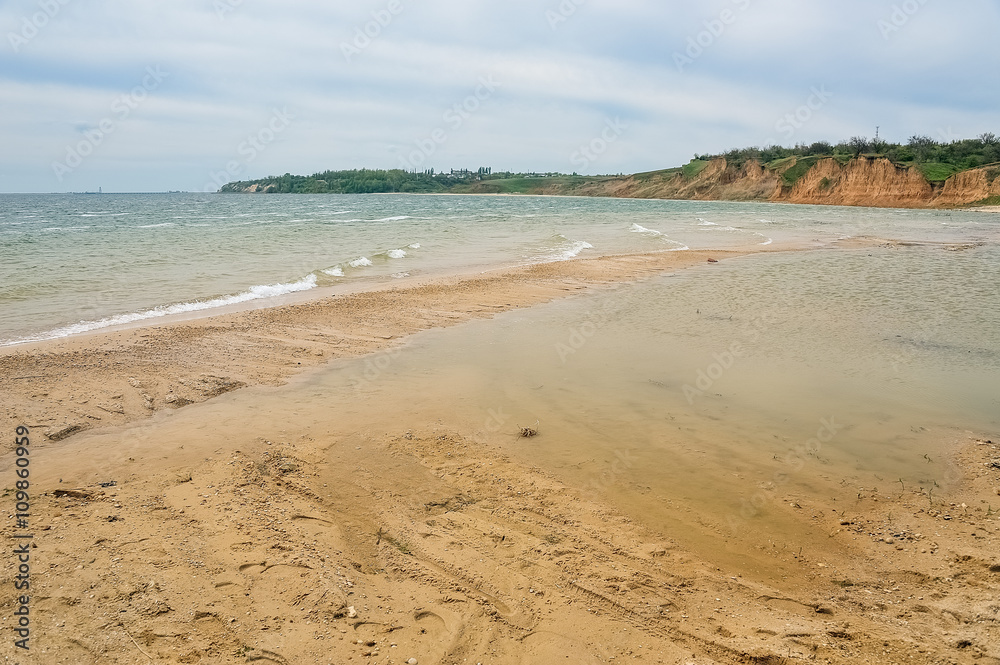 Вид на песчаный пляж и высокий берег Цимлянского водохранилища
