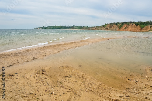 Вид на песчаный пляж и высокий берег Цимлянского водохранилища photo