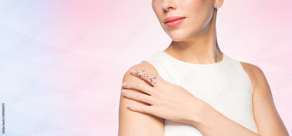 Naklejka premium close up of beautiful woman with ring and earring