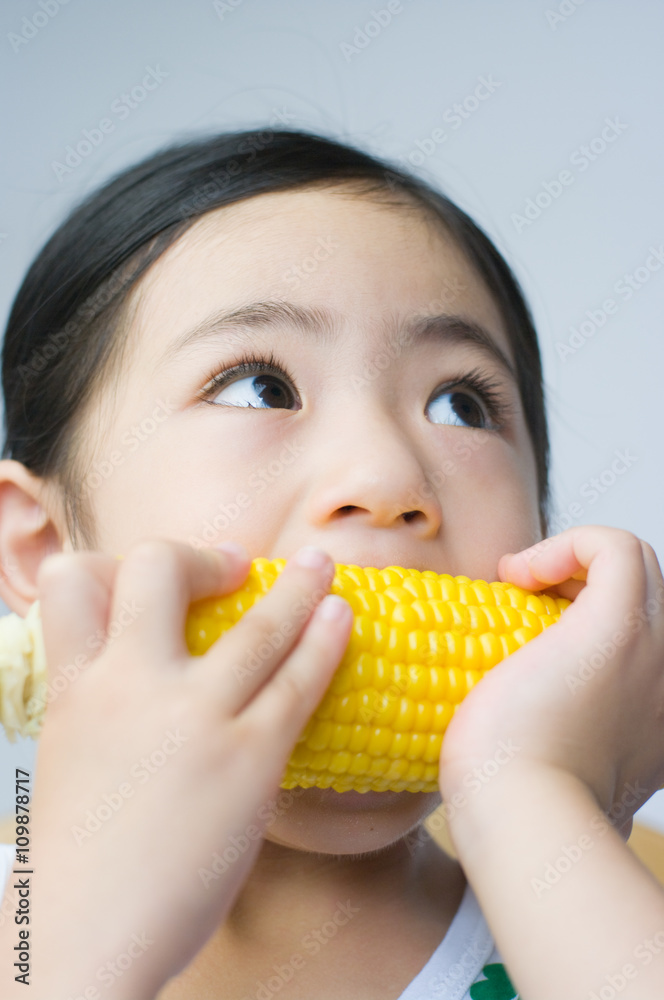 とうもろこしを食べる日本人の女の子 とうもろこしを食べる日本人の女の子