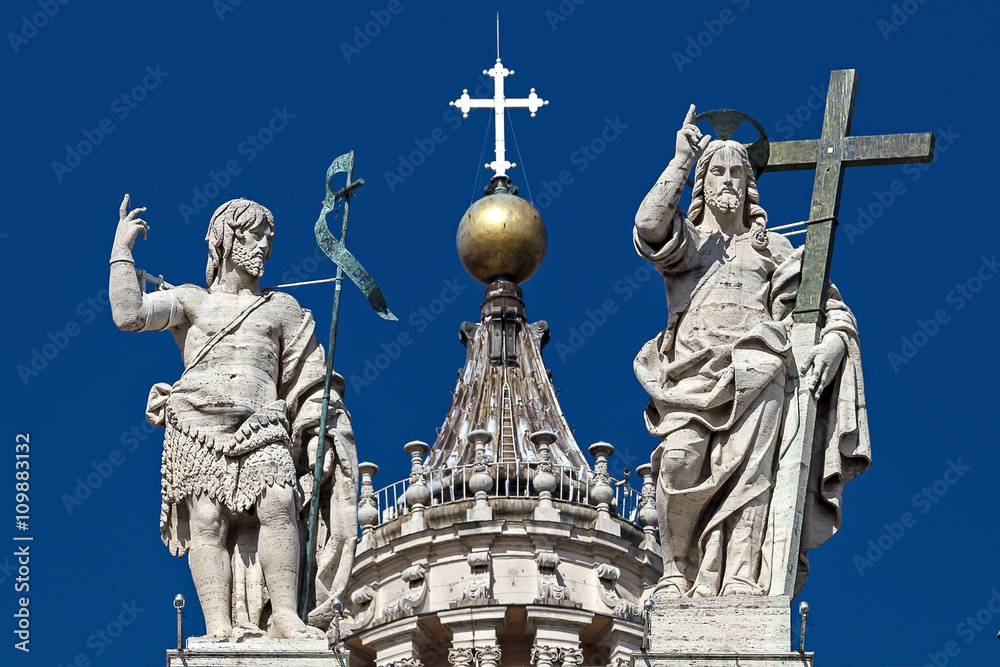 Obraz premium Statues of St. Peter's Basilica, Christ with the cross and St. J
