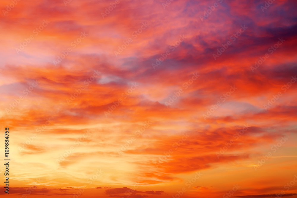 Naklejka premium Fiery orange and red sunset sky. Beautiful sky background