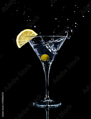 Cuadro en lienzo Vermouth cocktail in martini glass