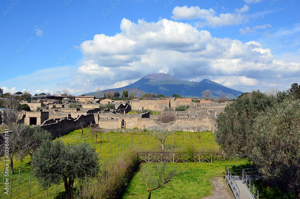 Naklejka premium Vesuvius volcano cloudy sky view from pompei city excavation