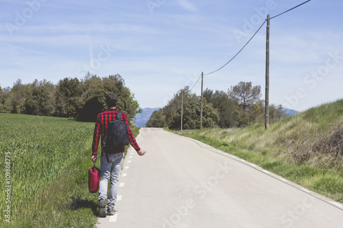 Fotografi hipster doing hitchhiking