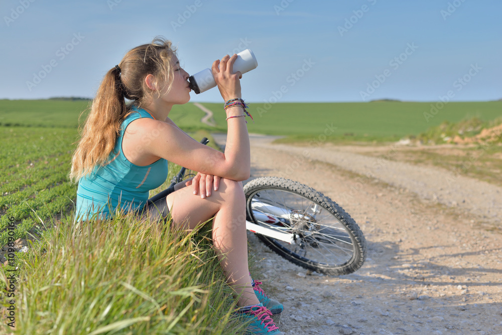 Naklejka premium une pause pour une belle jeune fille