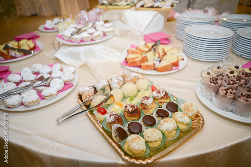 Addobbi e dolci battesimo bambina photo