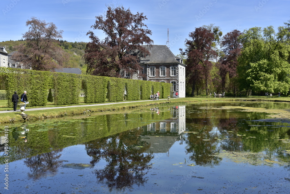 Promenade le long d'un des étangs à côté du château de Rouillon aux Jardins d'Eau d'Annevoie
