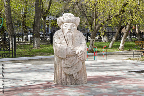 Скульптура .Старый акын с комузом. Костанай. Казахстан. photo