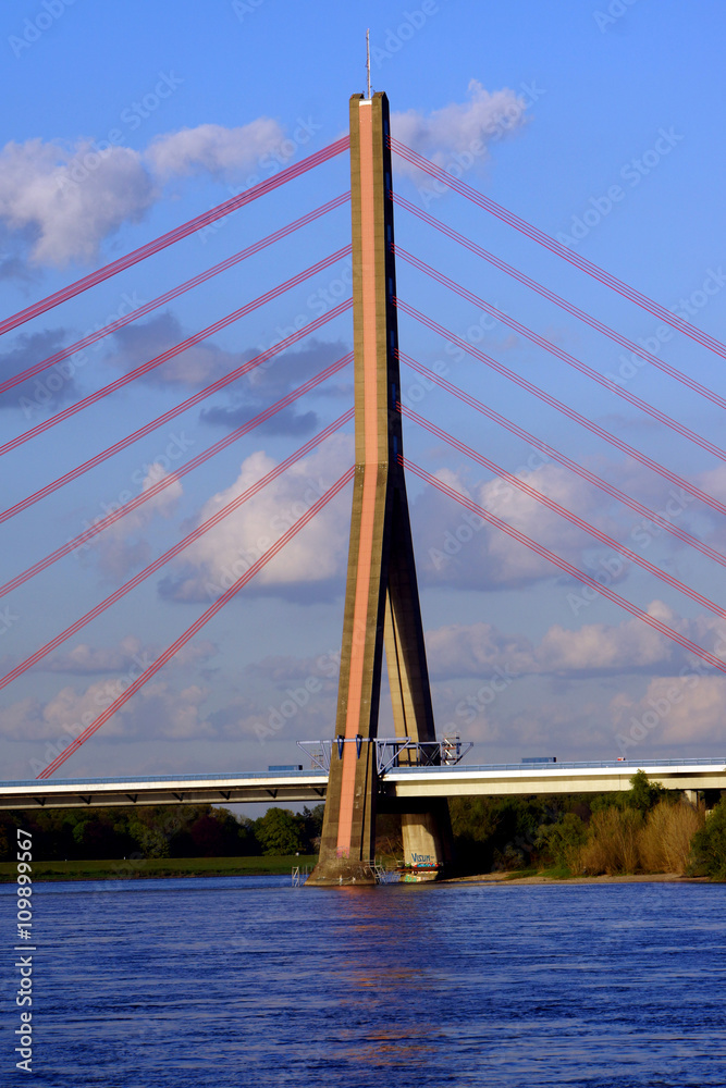 Autobahnbrücke am Üdesheimer Rheinbogen