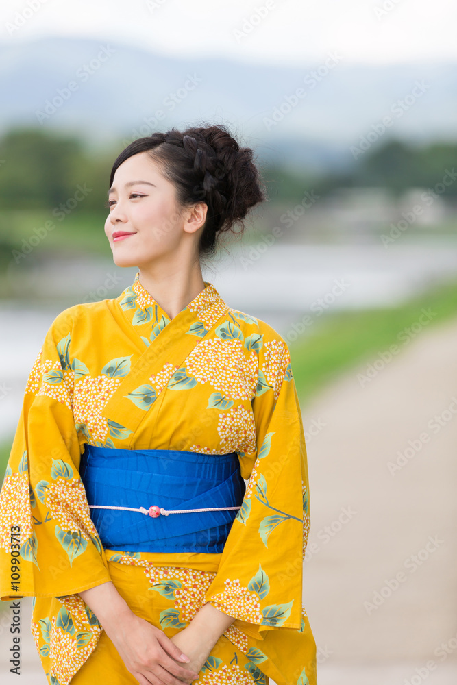 浴衣を着た女性