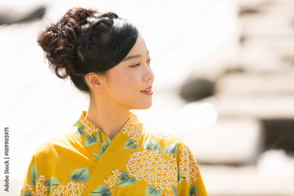 浴衣を着た女性 浴衣を着た女性