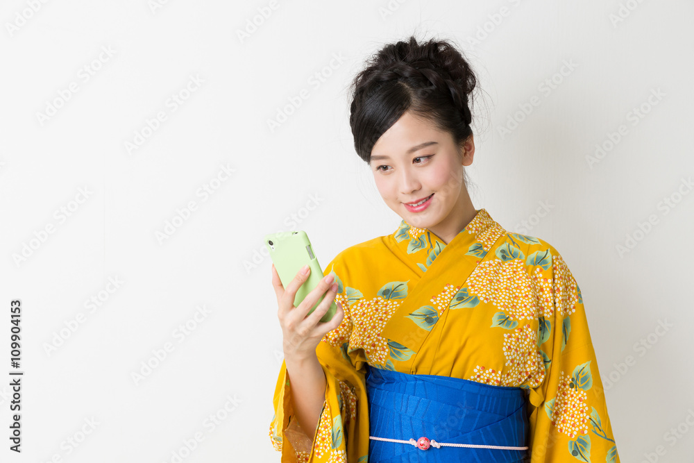 浴衣を着た女性　スマホ