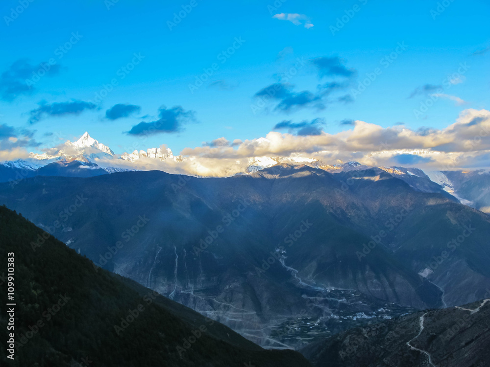 Plakat Meili Śnieżna góra, wysoki szczyt w Yunnan Brać w Deqin Yunnan, Chiny