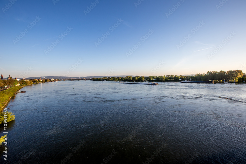 Blick über das Rheinufer bei Mainz an einem sonnigen Frühlingsmorgen