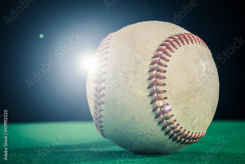 野球のボール,緑と黒の背景