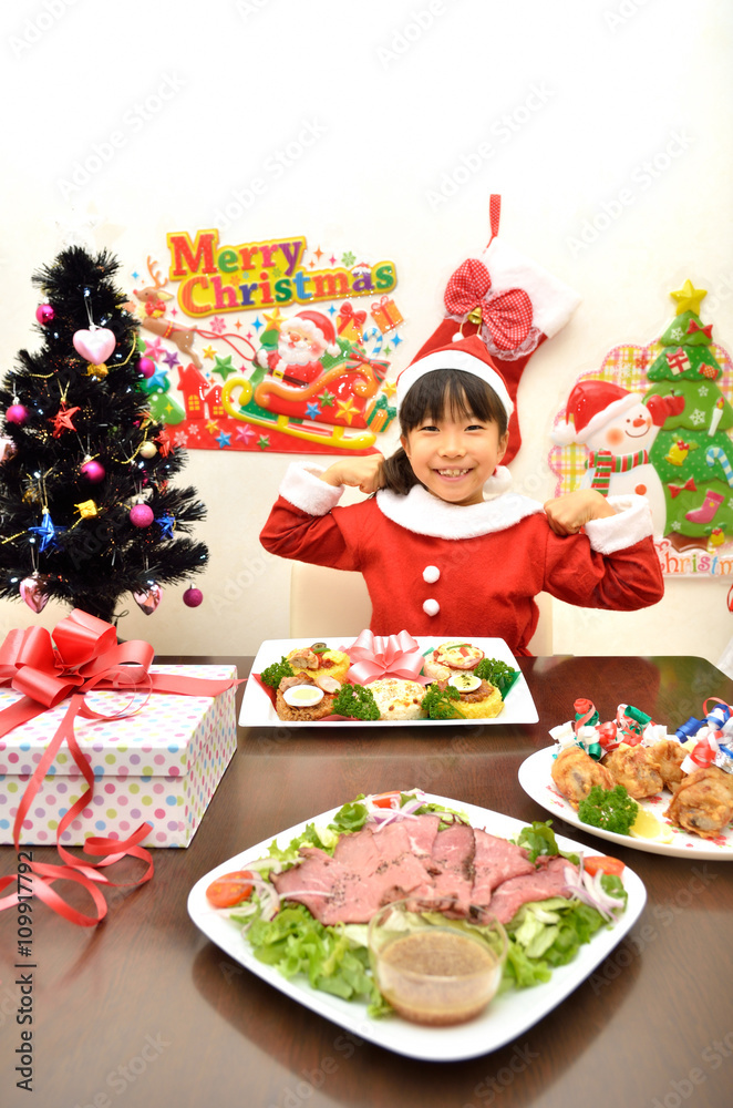 Fototapeta premium パーティーを楽しむサンタクロース衣装の女の子
