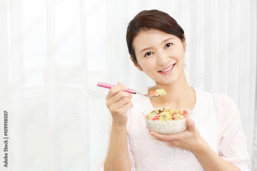デザートを食べる女性 デザートを食べる女性