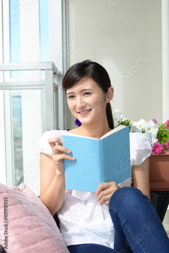 本を読む笑顔の女性 Free Download 本を読む笑顔の女性 - GFXLoad