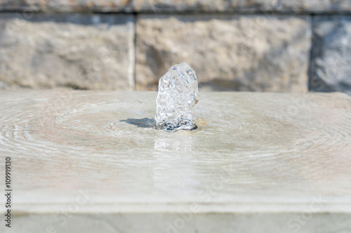 Kleiner, moderner Zierbrunnen im Garten photo