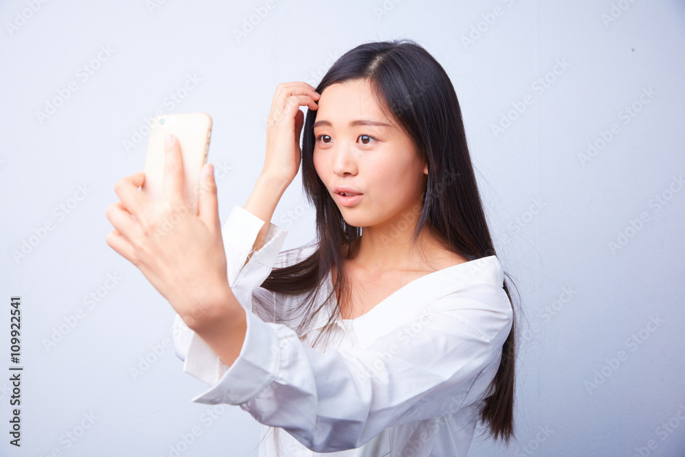 Chinese woman in white photographs herself Chinese woman in white photographs herself